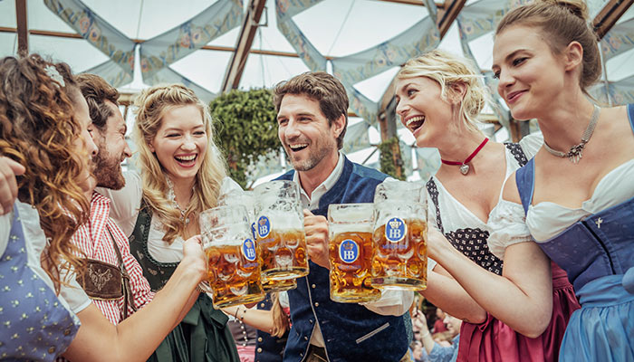 Hofbräu Oktoberfestbier für Zuhause (3) Feiern wie auf der Wiesn? Mit dem Hofbräu Oktoberfestbier gelingt das im Handumdrehen.