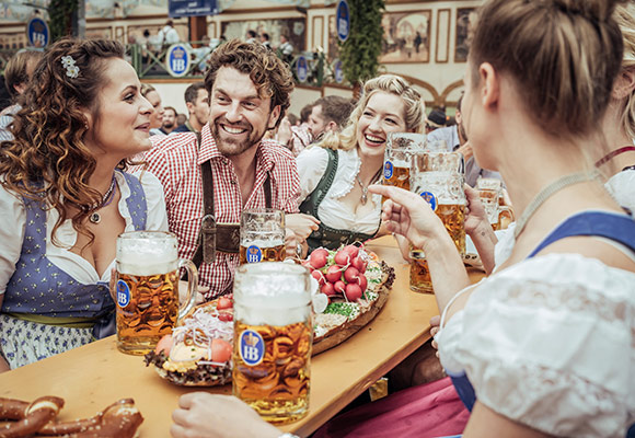 Zünftiges Duo: Hofbräu Oktoberfestbier mit Obazda serviert.