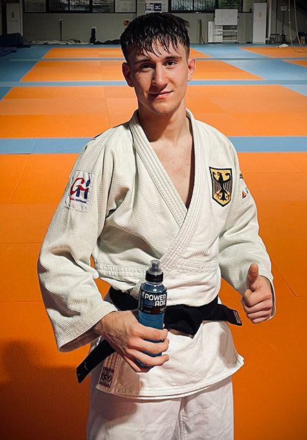 Levi Märkt mit blauer POWERADE (1) Daumen hoch für die blaue POWERADE von Levi Märkt