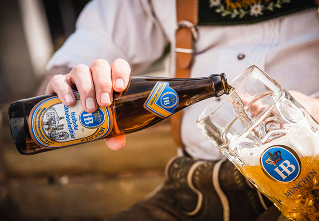 Flasche Hofbräu Oktoberfestbier (1) Wenn du mal nicht auf der Wiesn sein kannst, ist eine Flasche Hofbräu Oktoberfestbier eine tolle Alternative.