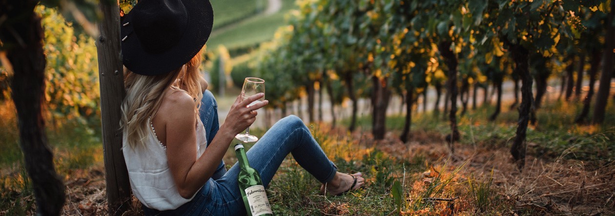 Jetzt ist Federweißer-Zeit (0) Frau sitzt auf einem Weinberg - mit Federweißer gewappnet