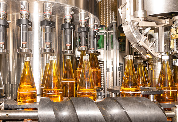 Saft-Herstellung – Apfelsaft abfüllen (2) Mit Hilfe solcher Abfüllmaschinen kommt der Apfelsaft in die Flasche