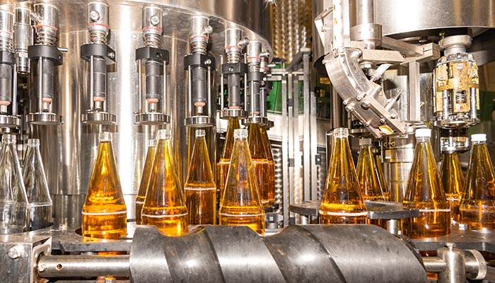 Saft-Herstellung – Apfelsaft abfüllen (3) Mit Hilfe solcher Abfüllmaschinen kommt der Apfelsaft in die Flasche