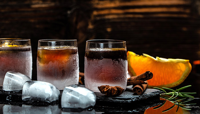 Digestif – Bedeutung und Beispiele (3) Krönender Abschluss nach einem guten Essen: hier ein eisgekühlter Digestif