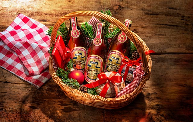 Tucher Christkindlesmarkt Bier als Geschenk (1) Hübsch im Körbchen als Geschenk präsentiert: einige Flaschen Tucher Christkindlesmarkt Bier.