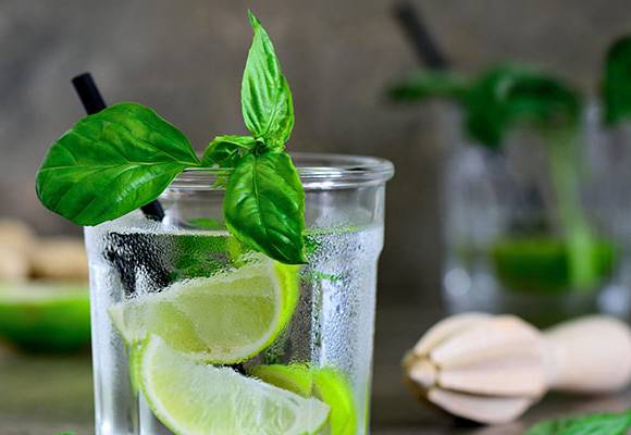 Erfrischender Ginger Basil Smash mit viel Limette, etwas Ingwer und GORDON’S 0.0, der alkoholfreien Gin-Alternative