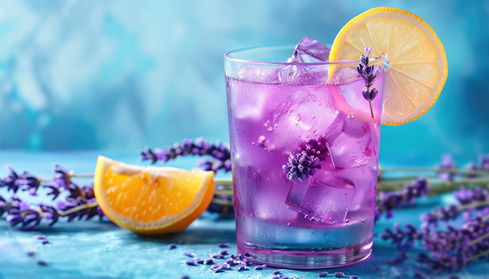 Lavendel-Spritz-Rezepte (3) Mit seinem lila Look trumpft dieser Lavendel-Spritz auf