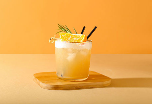 Whiskey Sour Rezepte (2) Whiskey Sour - serviert mit Orange und Rosmarinzweig