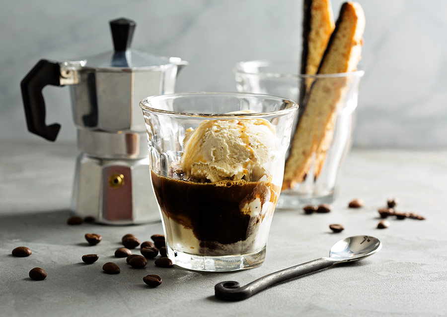 Affogato mit RAMAZZOTTI Crema Zubereitung eines Affogato mit RAMAZZOTTI Crema