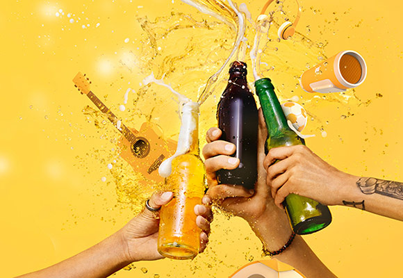 Menschen stoßen mit diversen Bierflaschen an