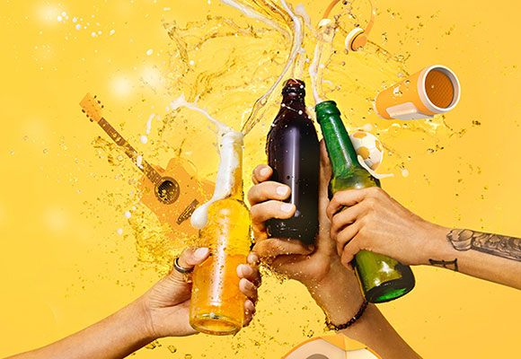 Menschen mit verschiedenen Bierflaschen beim Anstoßen