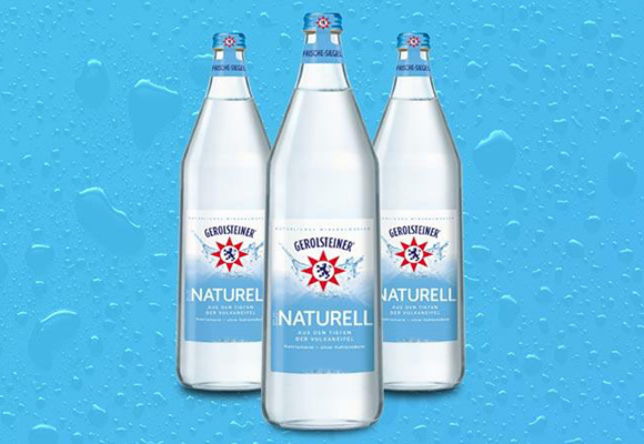 Wasserflaschen von GEROLSTEINER Naturell vor blauem Blasenhintergrund