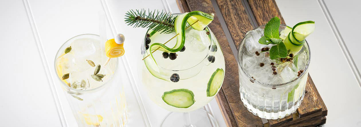 Nur Wacholder eint Gin. Ansonsten sorgen viele verschiedene Botanicals für ganz unterschiedliche Aromen. Und das Beste: durch den Mix steigert sich die Bandbreite noch!