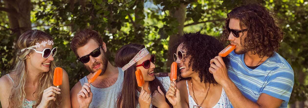 Sommerzeit ist Eiszeit. Mit diesen Poptails hebst du deine Kindheitserinnerungen aufs Erwachsenenalter an!
