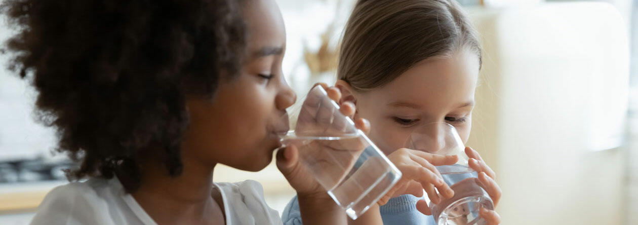 Damit es Kindern wie diesem Spaß macht zu trinken, können Eltern einiges tun. Vor allem: Vorbild sein!