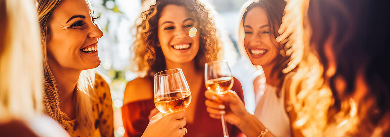 Unter Freunden: Gemeinsam zuhause alkoholfreie Getränke genießen