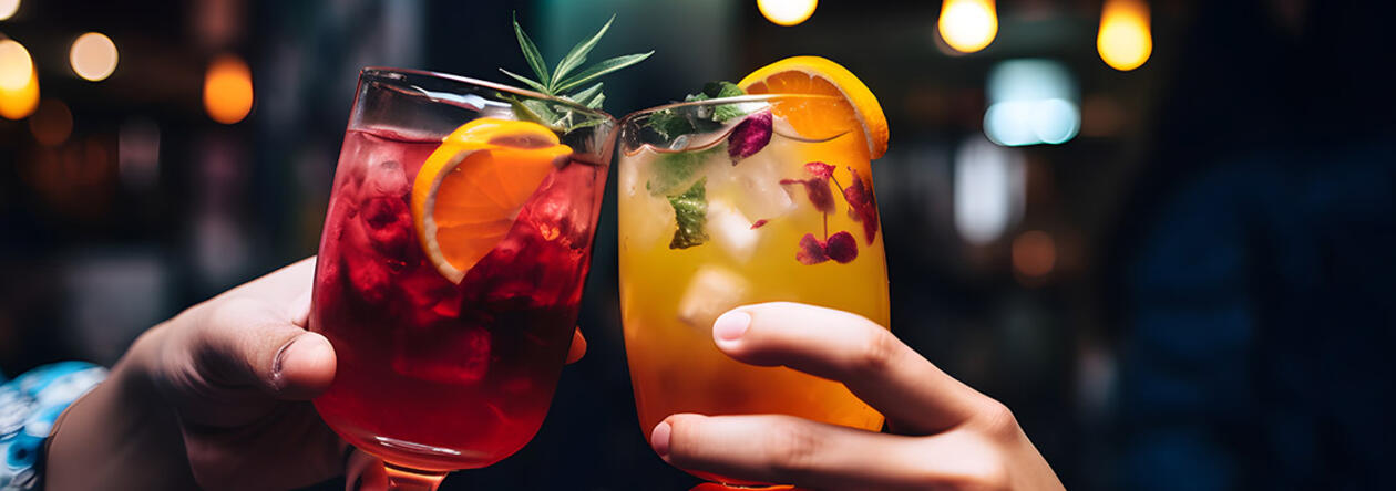 Ganz ohne Alkohol anstoßen? Mit unseren Mocktail-Rezepten hast du trotzdem jede Menge Spaß im Glas.