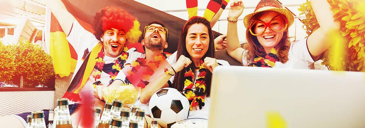 Im Freundeskreis mit Bitburger Premium Pils Deutschland bei der EM anfeuern