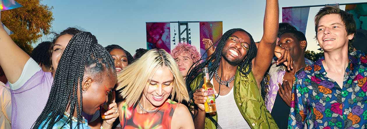 Ob wie hier auf dem Festival oder in den eigenen vier Wänden – mit DESPERADOS kannst du überall die Nacht zum Tag machen.