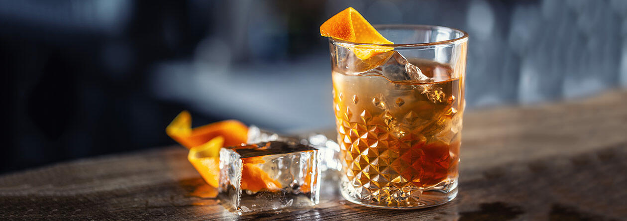 Ob fruchtig exotisch wie hier oder winterlich kräftig – mit unseren Rezepten für Rum-Cocktails hast du die Wahl