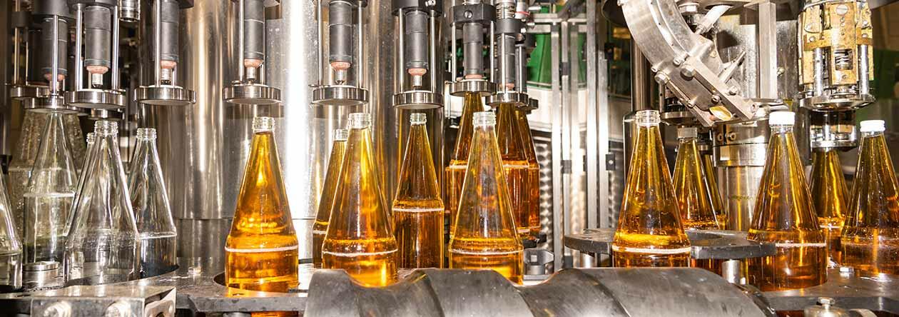 Mit Hilfe solcher Abfüllmaschinen kommt der Apfelsaft in die Flasche