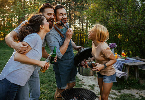 Glückliche Griller – mit Bier wird es Immer was!