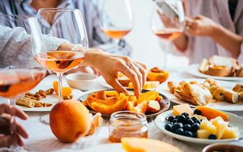 Ob als Aperitif oder als Essensbegleiter – LUBERON Rosé passt immer!