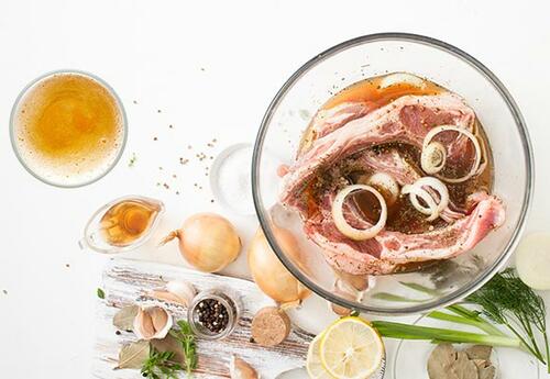 Das Fleisch in der Bier-Marinade mindestens einige Stunden einlegen.