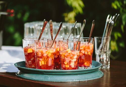 Nicht nur hübsch anzusehen, sondern auch lecker: unsere GH-Rosé-Bowle