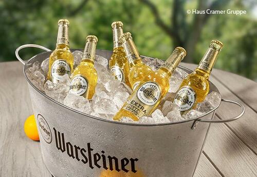Extra Sommerspaß von Warsteiner eisgekühlt – ob beim Picknick oder auf Balkonien.