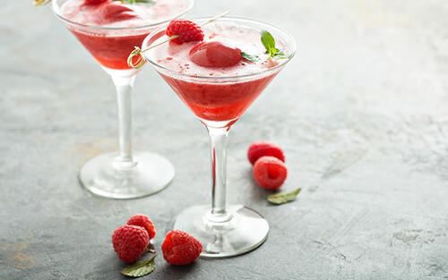 Aus einer Kugel Lieblingssorbet und Sekt lässt sich im Handumdrehen ein tolles Dessert zaubern.