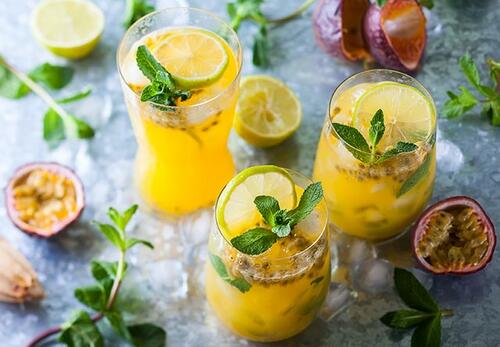 Aus Maracuja-Limonade lässt sich im Handumdrehen ein leckerer Cocktail zaubern – mit und ohne Umdrehungen.