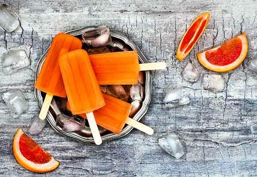 Ob mit oder ohne Umdrehungen: du hast die Wahl. Entweder du bereitest diese Poptails mit APEROL oder mit MARTINI Vibrante zu.