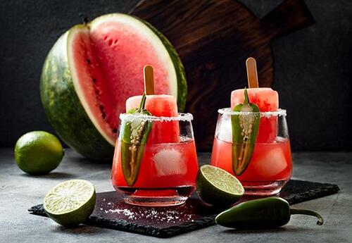 Mit diesem Poptail kannst du in deinem Freundeskreis mächtig Eindruck schinden. Serviert mit einem Shot, macht die coole Erfrischung gleich noch mehr her.