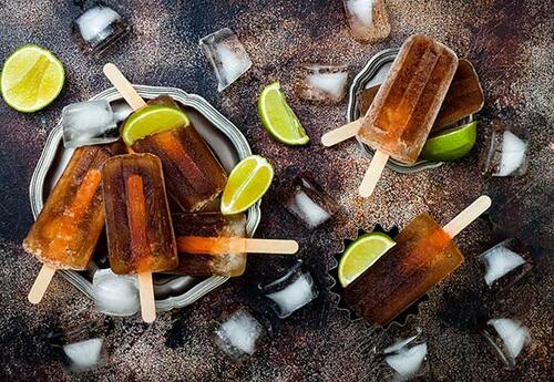 Diese Poptails machen dem Klassiker Whiskey-Cola im Sommer auf jeden Fall Konkurrenz.