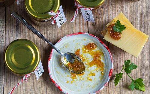 Gläschen mit Apfel-Zwiebel-Chutney – serviert auf einem Brot mit Käse