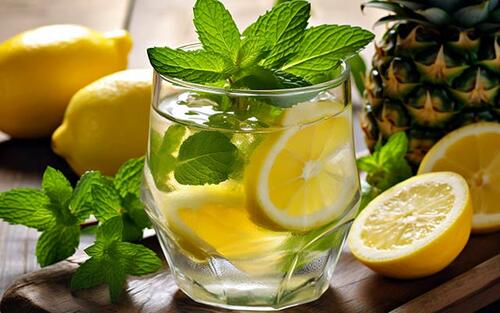 Aus Ananassaft, Zitrusfrüchten, viel Ingwer und Minze entsteht diese Stärkung fürs Immunsystem.