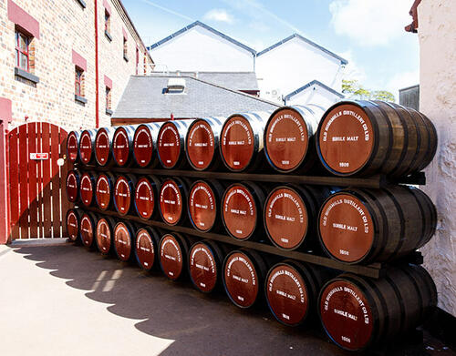 BUSHMILLS wird noch heute in Bushmills destilliert, gereift und abgefüllt.