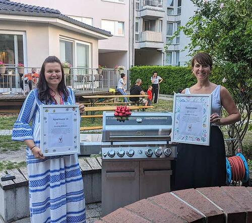 Michaela Winklmann von Getränke Hoffmann und Cindy Gill, Leiterin des Ronald McDonald Hauses in Berlin-Wedding, freuen sich über die langjährige Patenschaft.