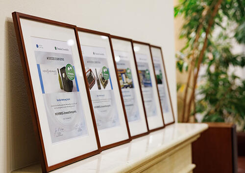 Die gerahmten Urkunden für die Preistragenden beim Mehrweg-Innovationspreis 2023