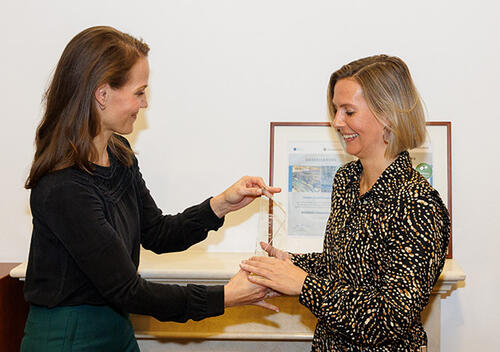 Maria Blume, Nachhatigkeitsbeauftragte bei GH, nimmt den Mehrweg-Innovationspreis entgegen