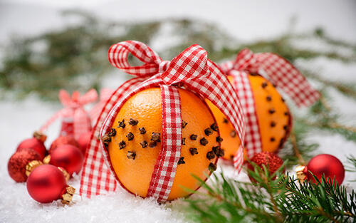 Eine mit Nelken gespickte Orange sorgt auch im Raum für einen angenehm winterlichen Weihnachtsduft