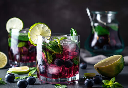 Fruchtig-frische Alternative zum klassischen Gin: mit SIEGFRIED Wonderleaf Alkoholfrei, Minze, Limette und viel Blaubeere.