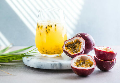 Unseren Virgin-Passionsfrucht-Mojito können sich auch Kinder schmecken lassen. Er ist alkoholfrei!