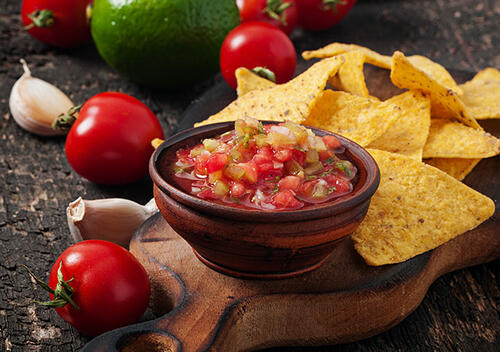 Feurige Salsa mit Nachos – ein leckerer Sparringpartner für DESPERADOS