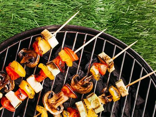 Gemüse-Grill-Spieße in Deutschlandfarben: Dunkle Pilze, mit roter und gelber Paprika – serviert mit Senf-Bier-Vinaigrette