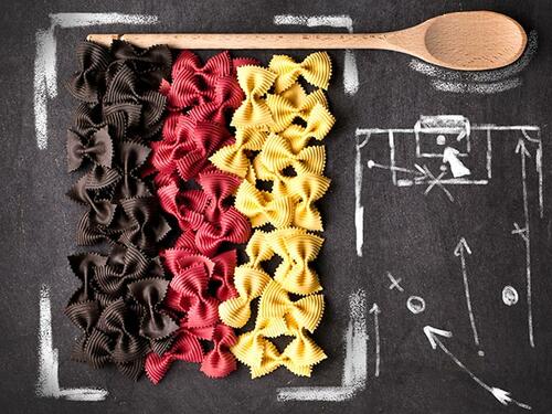 Startklar für den Fußball-Abend: Farfalle in Schwarz, Rot, Gold mit unserem Pesto-Dressing mixen und fertig ist ein leckerer Nudelsalat.