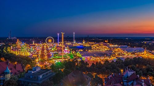 Blick von oben auf das Oktoberfest bei Nacht