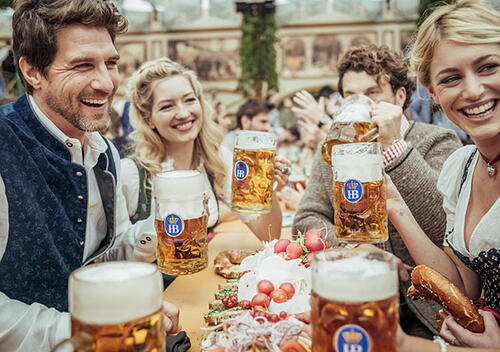 Obatzda und Hofbräu Oktoberfestbier auf der Wiesn serviert