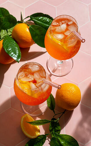 Cocktail Limoncello-Aperol-Spritz mit Eiswürfeln serviert